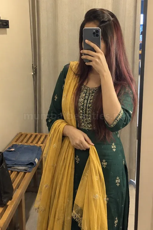 Rekha, 25, South Indian call girl in Mumbai, photo 2 of 3